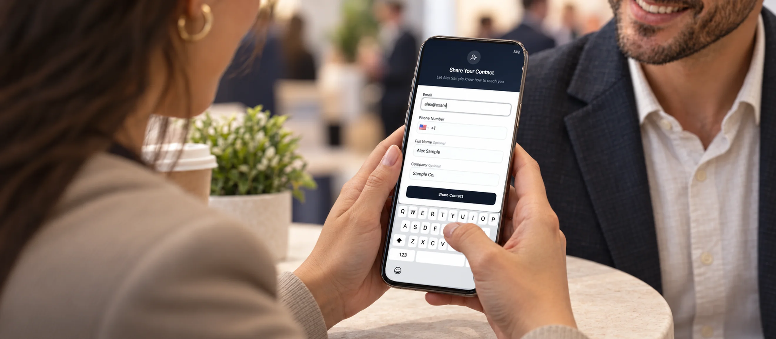 Un visiteur saisit ses coordonnées dans le court formulaire d’une carte numérique sur son téléphone.