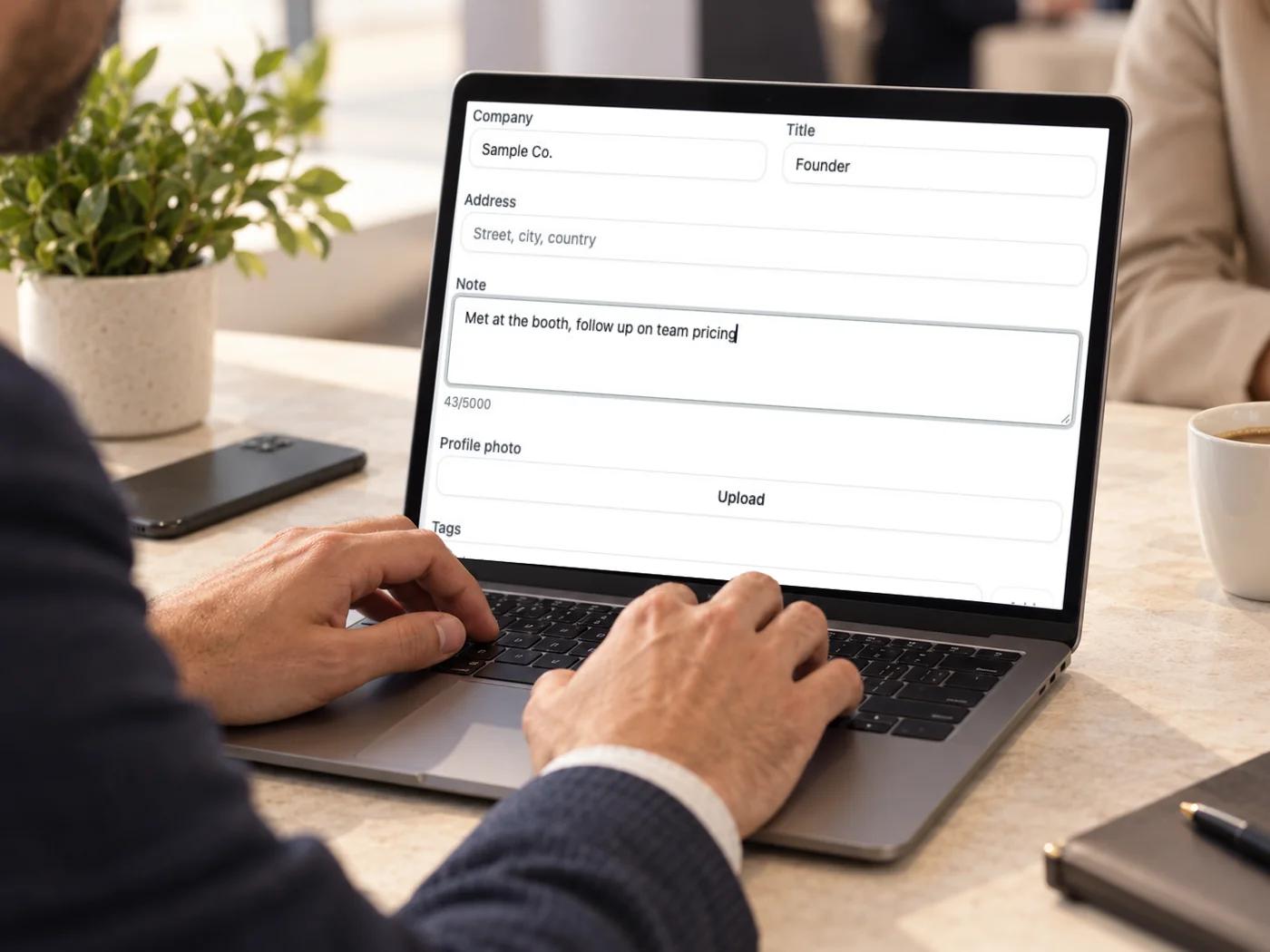 Rédaction d’une note sur un contact enregistré dans l’application web.