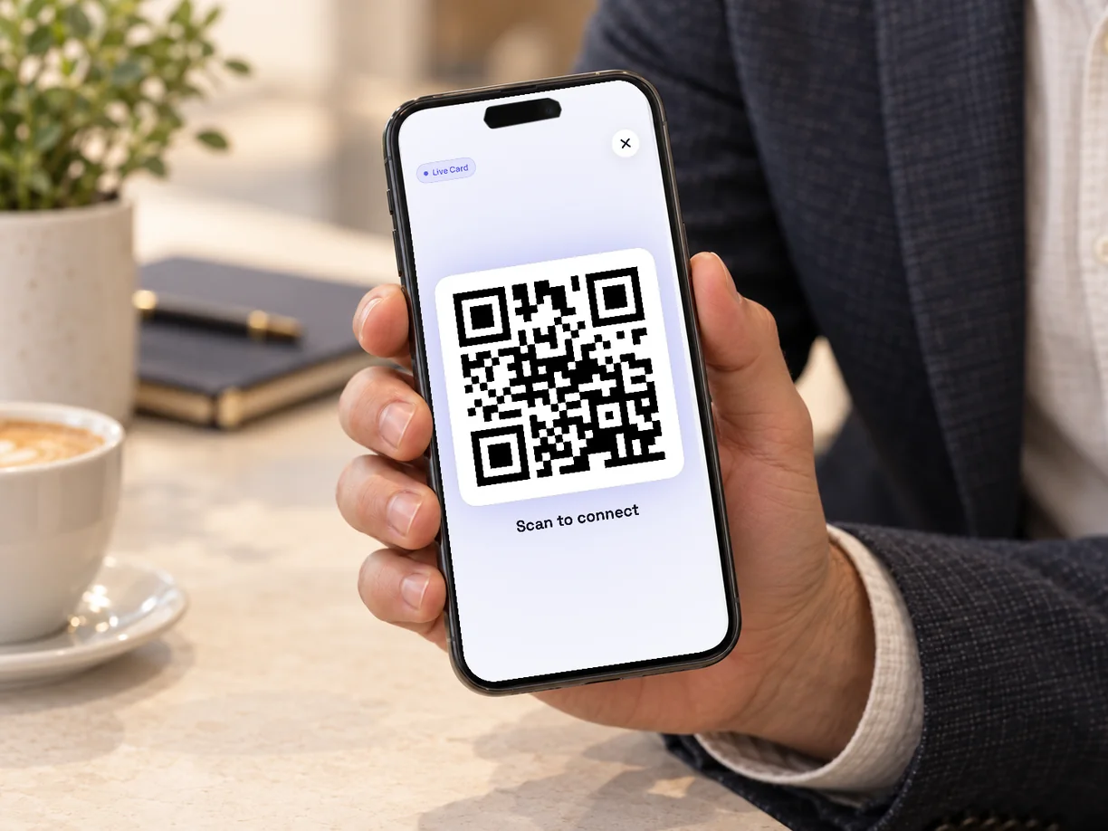Le code QR d’une carte de visite numérique affiché sur un téléphone.