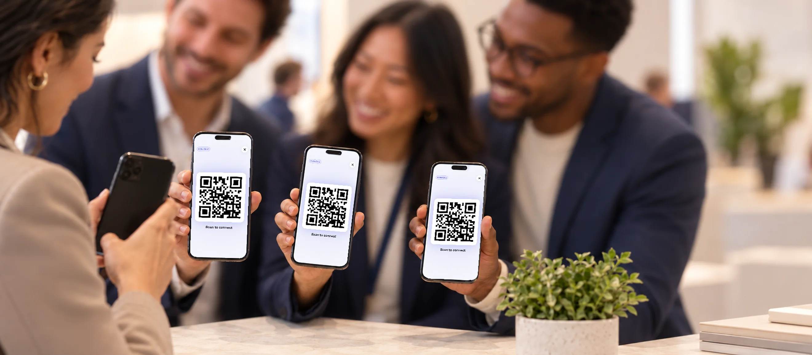 Une équipe commerciale partage ses cartes numériques avec les visiteurs d’un événement.