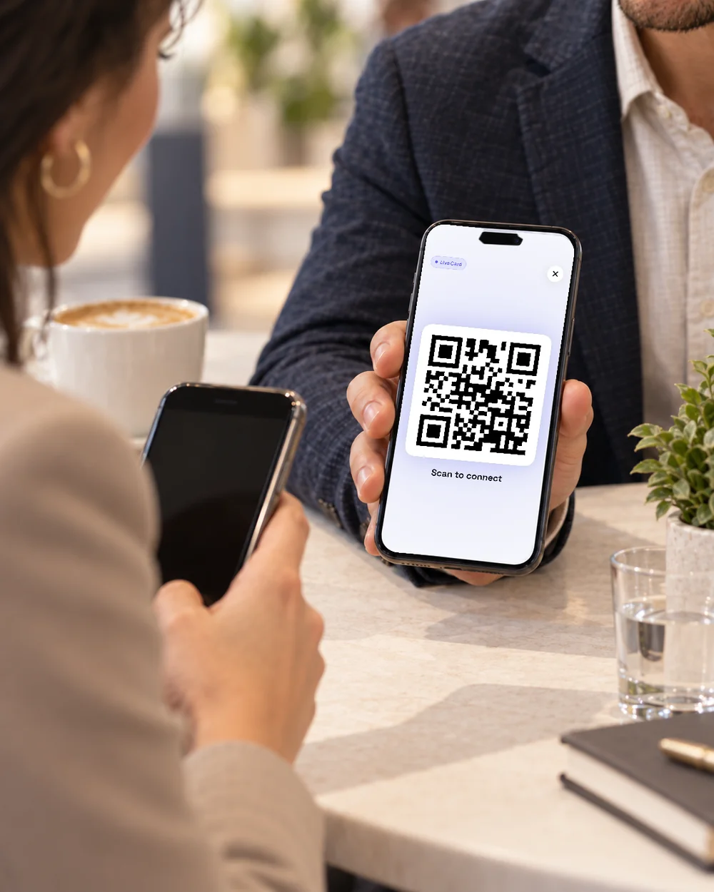 Partage d’une carte numérique à travers la table lors d’un rendez-vous client.