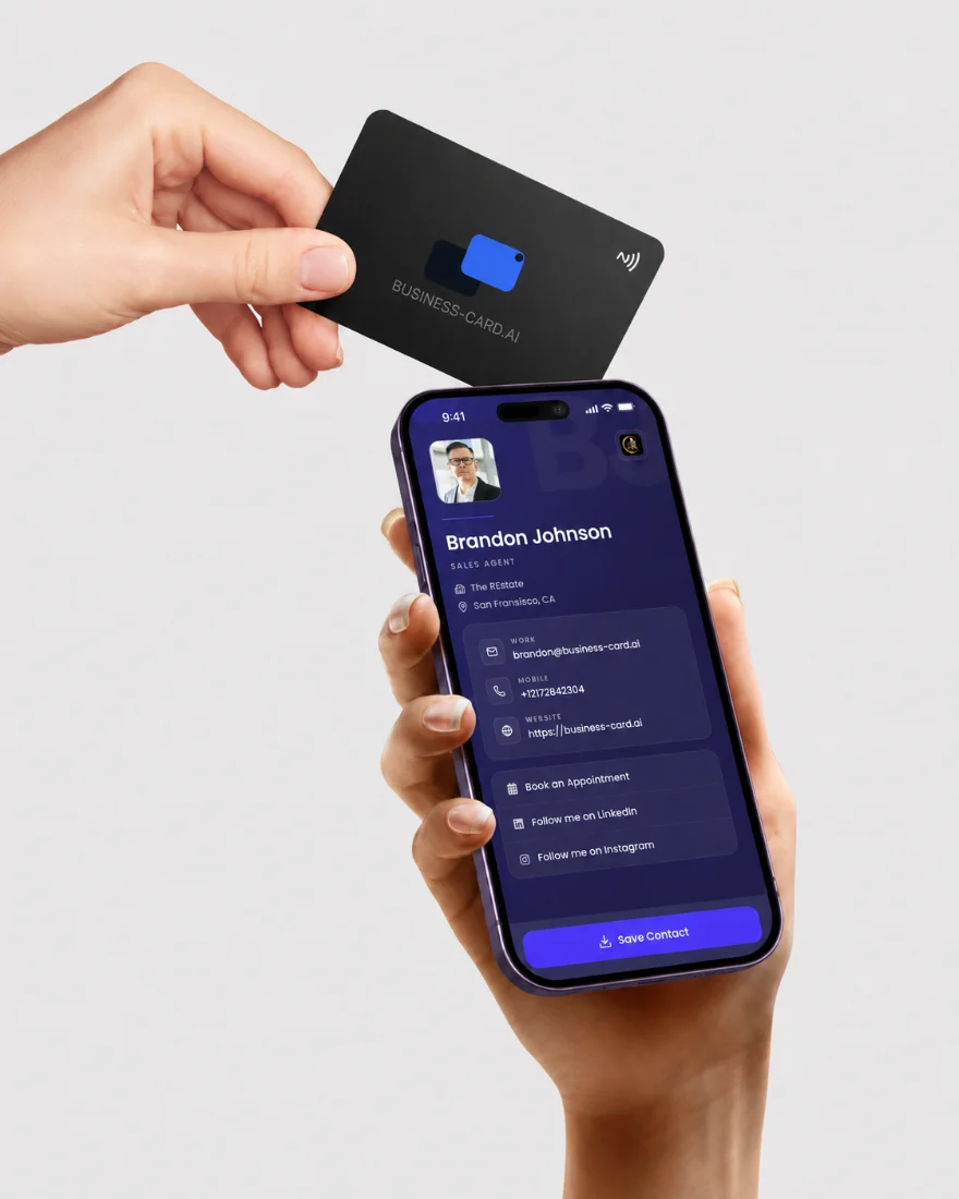 Biglietto da visita digitale aperto su un telefono dopo aver avvicinato un biglietto NFC